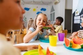 Obésité : l’OMS appelle à des repas plus sains dans les cantines scolaires