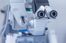 Une patiente repart d’une consultation chez l’ophtalmologue avec les yeux vert fluo