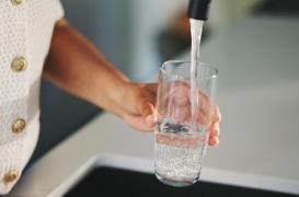 Faut-il se méfier de l'eau du robinet pendant la canicule ?