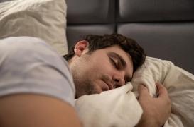 Voici le côté sur lequel il faut dormir, selon les experts