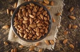 Ménopause : des amandes pour conserver une belle peau
