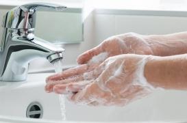 Les produits chimiques présents dans les télévisions migrent dans l'air et se déposent sur nos mains