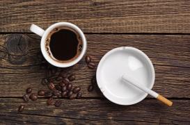 Pourquoi tant de personnes associent le café à la cigarette le matin