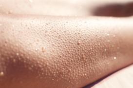 Avoir la chair de poule active la pousse des poils