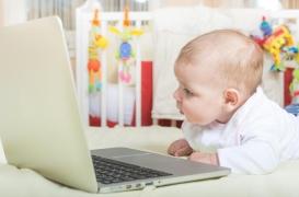 Retard du développement : un enfant sur deux commence à regarder la télévision avant 18 mois