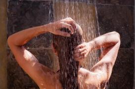 Cette médecin explique pourquoi les femmes ne devraient pas faire pipi sous la douche