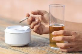 Les substituts nicotiniques destinés aux fumeurs peuvent aider à arrêter de boire de l’alcool 