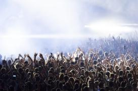 Pourquoi les gens agissent-ils de la même manière dans une foule ?