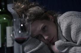 Anxiété sociale : l'alcool augmente les risques de dépendance chez les timides