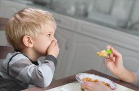 Votre enfant mange moins quand il fait chaud : quand faut-il s'inquiéter ?