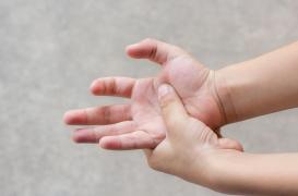 Vous avez des fourmis dans les mains ? Cela peut être le signe d’une neuropathie 