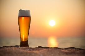Mettre de la bière à la place de la crème solaire : une nouvelle tendance à éviter