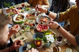 Nous mangeons plus quand nous sommes avec nos proches