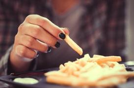 Obésité et nourriture salée : le risque cardiaque est plus important chez les femmes