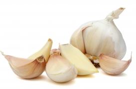 Mycoses : une gynécologue alerte sur les dangers de la gousse d'ail dans le vagin 