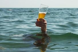 Alcool et baignade : le mélange qui peut devenir fatal