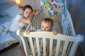 La perte de sommeil des jeunes mamans liée au vieillissement accéléré