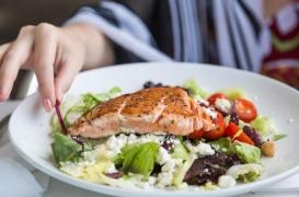 Une alimentation riche en poisson et en légumineuses retarderait naturellement la ménopause
