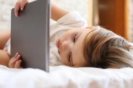 Calmer son enfant grâce aux écrans fait plus de mal que de bien 