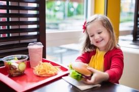 Fast-food : les menus pour enfants sont encore trop riches en calories