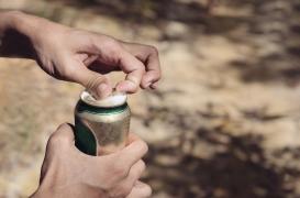 Axel Kahn dénonce les bières ultra-fortes : « Une stratégie faisant tomber les jeunes dans l'alcoolisme »