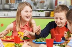 Les enfants consommeraient davantage de fruits et légumes si les repas de cantines étaient plus longs