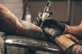 Tatouages : des composants chimiques présents dans les encres sont désormais interdits 
