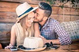 Le modèle parental et l'éducation conditionnent les jeunes dans leurs premières relations amoureuses