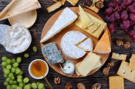 Cerveau : manger du fromage améliorerait les fonctions cognitives