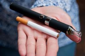 Fumer et vapoter causent des troubles oculaires aux jeunes