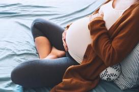 Grossesse : pourquoi sucer la tétine d'un enfant peut être dangereux pour le foetus