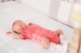 Morts subites du nourrisson : les oreillers, peluches et tours de lit en accusation