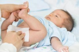 Phénoxyéthanol : à partir du 20 décembre, certaines lingettes déconseillées pour les bébés  