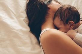 Caresser doucement un bébé diminue sa douleur