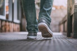 Marche lente et manque de poigne : des signes précoces d’Alzheimer ?