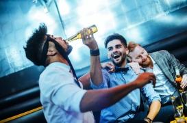 Alcool, dépression, chemsex : les célibataires français sont-ils devenus une population à risque ? 