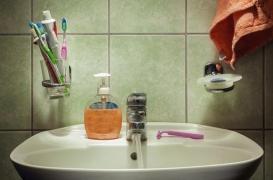 Savons, gels douche, dentifrices : leur composition rend les bactéries résistantes à nos antibiotiques