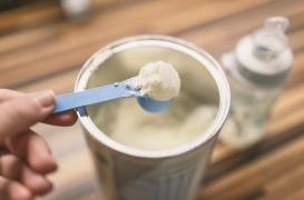 Préparation des biberons : les bons gestes pour prévenir une infection bactérienne