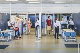 Aéroports  : les bacs en plastique sont de véritables nids à virus