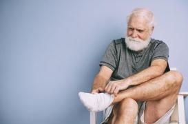 Chutes : une chaussette connectée pour les prévenir chez les personnes âgées ?   