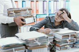 Subir de lourdes pressions au travail prédisposerait les femmes à prendre du poids