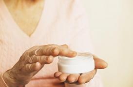 Bien hydrater sa peau pourrait prévenir l’apparition de certaines maladies chroniques