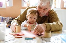 Paternité : les pères plus âgés font courir des risques à leur partenaire et à leur enfant 