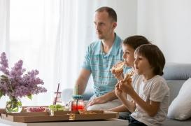 Rendez service à vos enfants, coupez la télé à l’heure des repas !