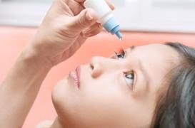 Collyres : attention aux effets indésirables chez les enfants, alerte l’ANSM