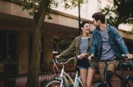 Psychologie : que disent les gestes affectueux d'un couple en public ?