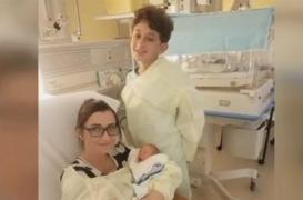 Un enfant de 10 ans aide sa mère à accoucher