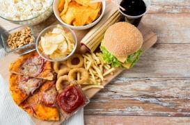 La malbouffe et les boissons sucrées influencent le sommeil des adolescents