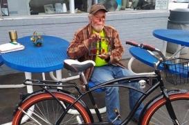 Défiguré par un cancer,  la gérante lui demande de quitter son restaurant