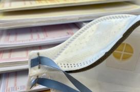 Les masques chirurgicaux et en coton ne filtrent pas efficacement le SARS-CoV-2